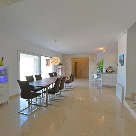 Schoenes Eufemija Mit Pool Tatil Evi *