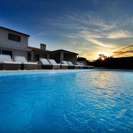 Schoenes Eufemija Mit Pool Tatil Evi