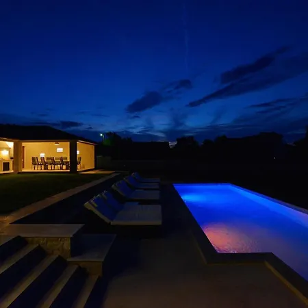 Schoenes Eufemija Mit Pool Tatil Evi *