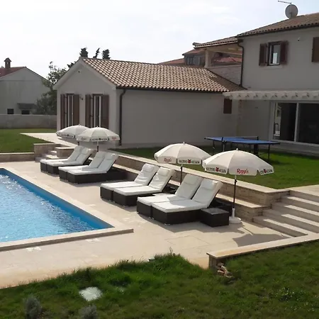 Schoenes Eufemija Mit Pool Kavran
