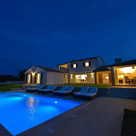 Schoenes Eufemija Mit Pool * Kavran